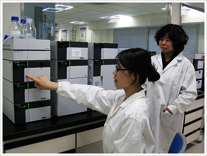 上海分析中心郝紅元博士和鄧曉麗博士 在CNAS評審現場盲樣檢測中