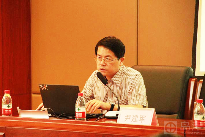 会议首先由尹建军主任介绍"食品安全监管模式的转变与思考",强调了