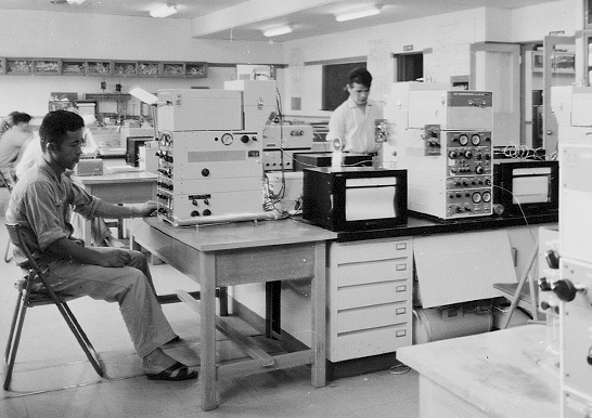 【1945～1961】化学工場検査室で活躍するガスクロマトグラフ