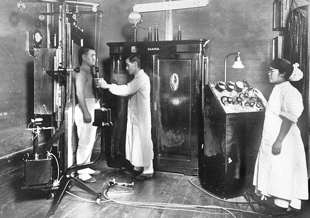 1921年左右使用X射线装置实施诊断时的场景
